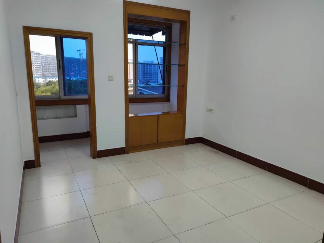 读&middot;英才小学和一中，小区有物管好停车，楼王5楼，2房1厅带阳台，产权58平，实际使用65平，只需39万，随时看房